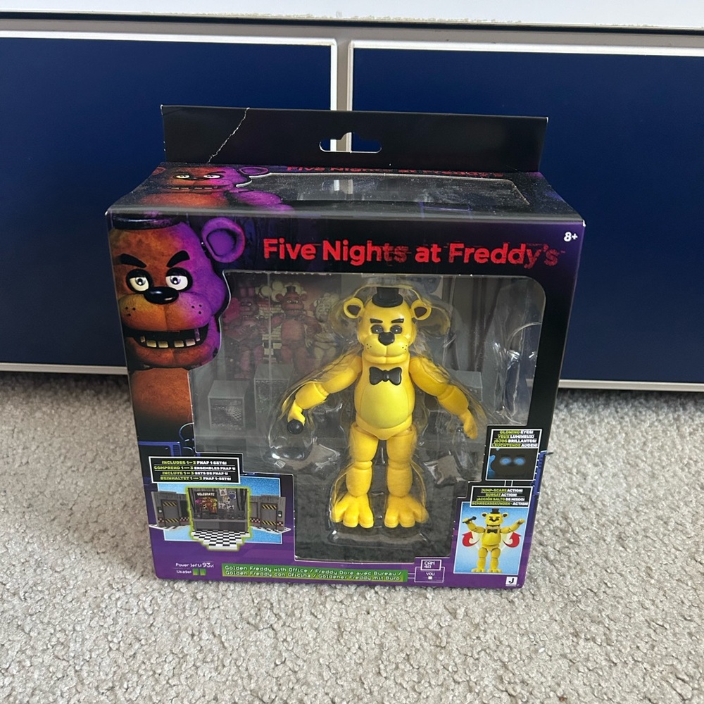 Five Nights at Freddy’s Golden Freddy with Office Jazwares